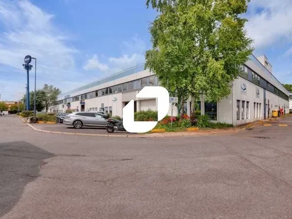 Local d'activité 942 m²