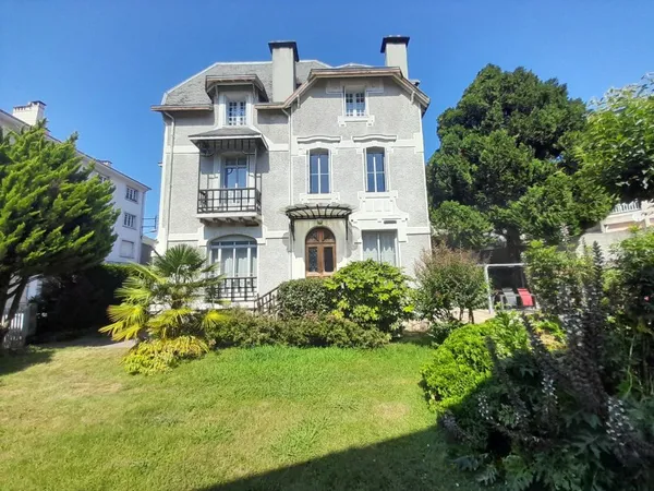 Villa rénovée avec jardin, dépendances et grand garage