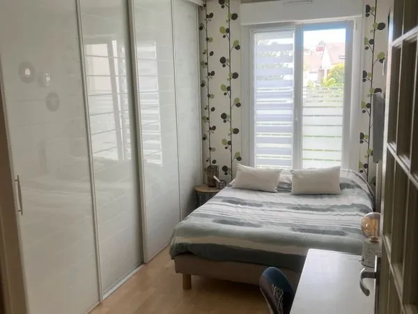 Chambre literie confort avec TV