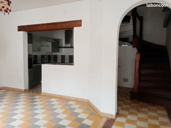 Location d une maison de ville 2 chambres salle de bain a l' étage plus cuisine 2 salons RDC plus 1 