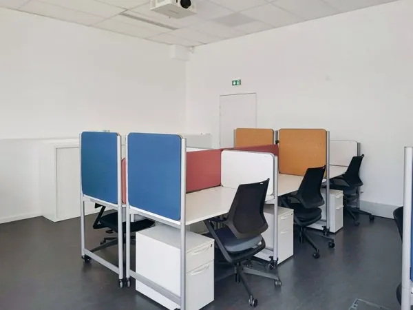 Espace de travail privé personnalisé en fonction des besoins uniques de votre entreprise à Allianz R