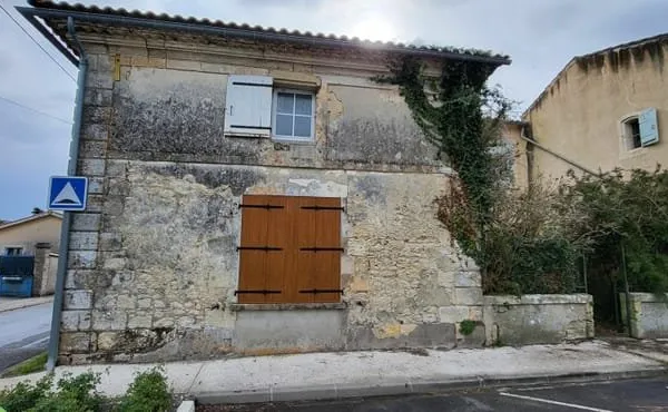 ADORABLE MAISON EN PIERRE AVEC GRAND JARDIN DANS LE CENTRE DE ST SEURIN DE CADOURNE