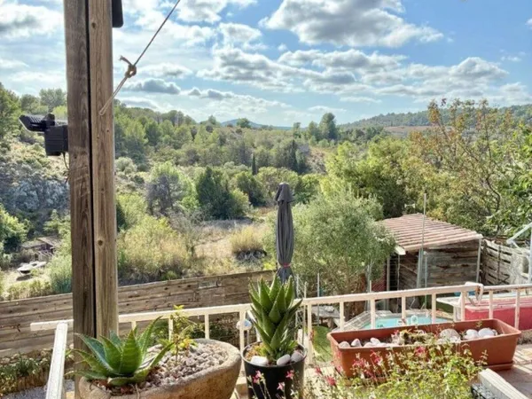 Maison de village proche mer avec vue magnifique,jardin et garage.