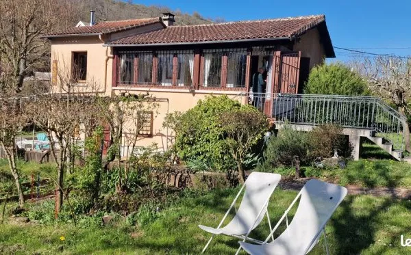 Maison de campagne avec terrain de 2000 m² et accès rivière