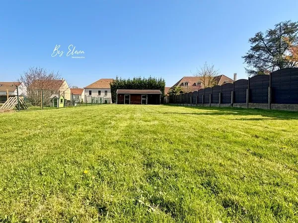 Terrain à bâtir 967 m² - façade 16 ml - maison possible 180 à 200 m² habitable avec piscine - enviro