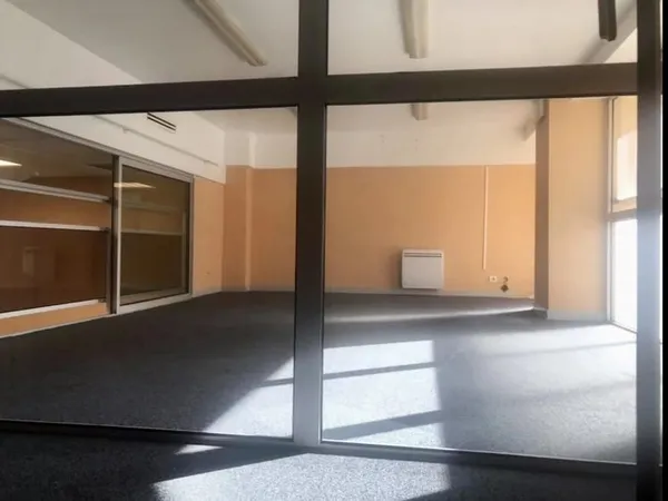 Nice, entrepôt de 180 m2 avec stationnements