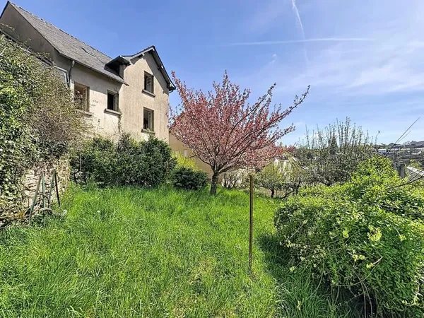 Le Monastère. Maison 1950 avec 4 chambres, jardin & garage a