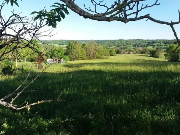 Beau terrain avec Cu de 4063 m², non viabilisé . Etude se sol G1 faite