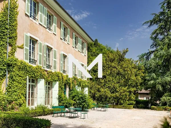 MAISON DE MAITRE AVEC PARC - NOYAREY