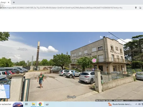Immeuble hotel et dependances