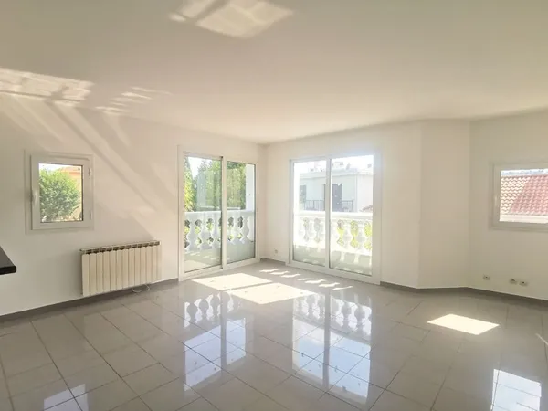 Proche Place Fontaine du Temple : Appartement 2 pièces dans une belle villa
