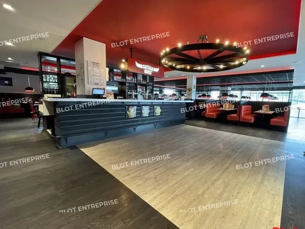 Local commercial 4 pièces 735 m²