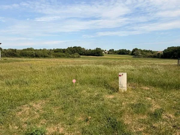 Terrain constructible viabilisé 962m2