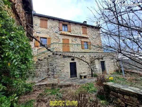 Belle maison en pierres T4 rénovée avec dépendances garage chaufferie a pellets et terrain