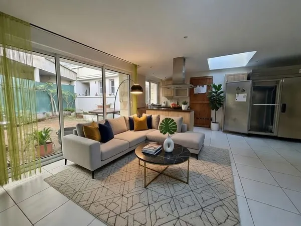 MAISON AVEC 4 GARAGES