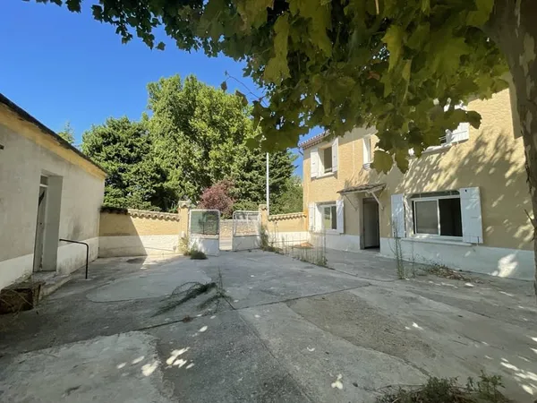 Exclusivité :à Camaret sur aigues au coeur du village Mais