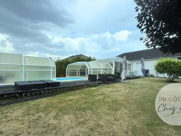 Maison de plain pied avec piscine à vendre à LAVAU, proche d