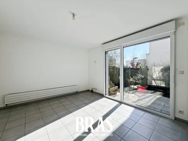 PERRAY - Maison avec parking et jardinet