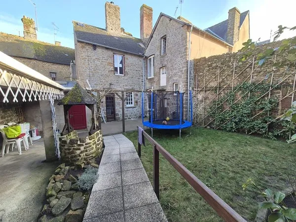 Maison en pierres au coeur de Lassay les Châteaux