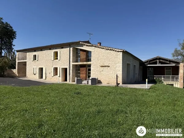 Belle maison en pierre blanche