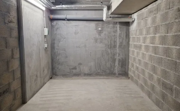 Loue garage fermé 13m² Lyon 7ème avec éclairage et borne de recharge véhicule électrique