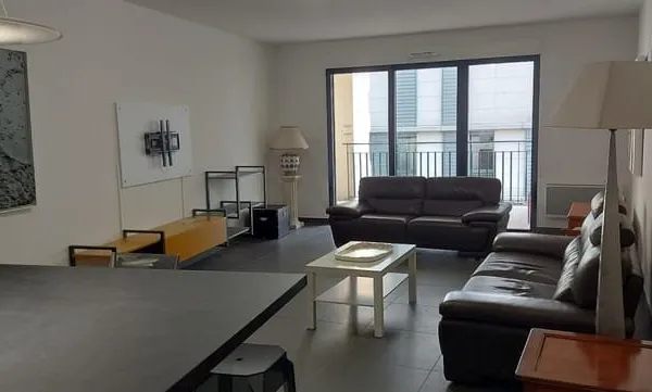 30.GARD.NIMES. Appartement traversant de grand standing de 81 m² avec 2 terrasses loggia dans réside