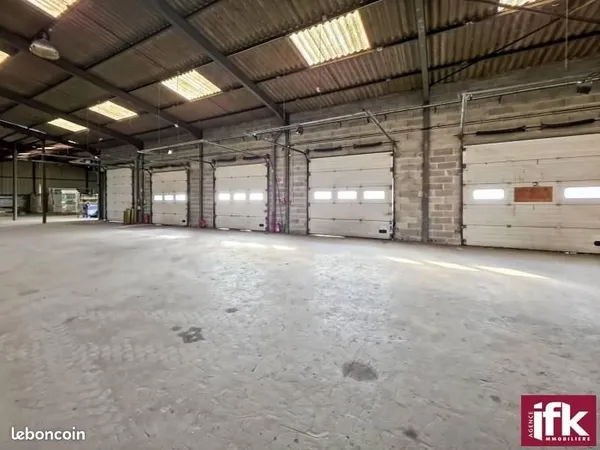 Local industriel 1 200 m²