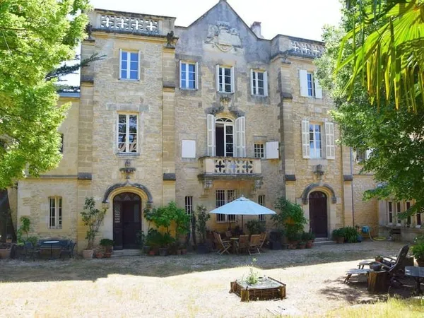 Château de prestige avec maison de gardien, parc et piscine