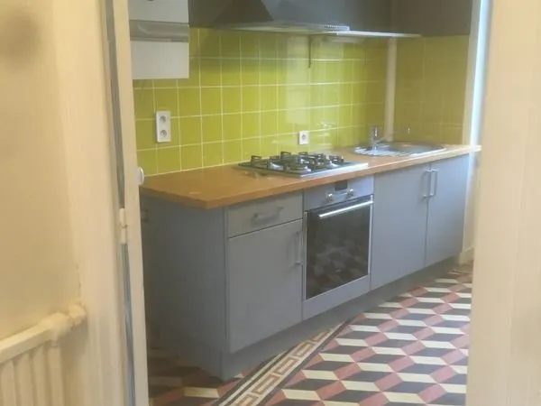 Appartement sur parquet entre gare et centre. Libre au 17 mai 2026