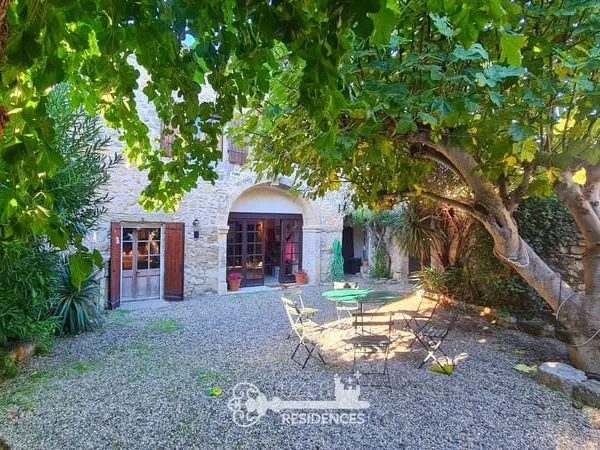 Grande maison de village authentique avec cour arborée dans un village prisé entre Uzès et Nîmes