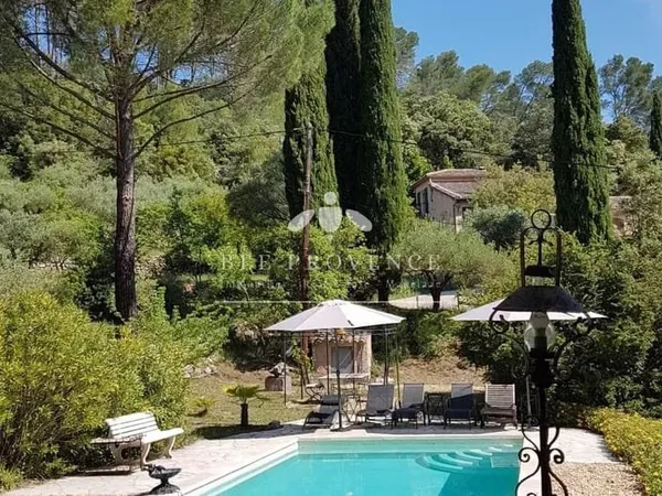 Magnifique domaine de cinq hectares avec maison de charme, oliviers et piscine