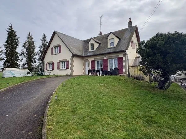 Grande maison à vendre avec une dépendance sur l'étage