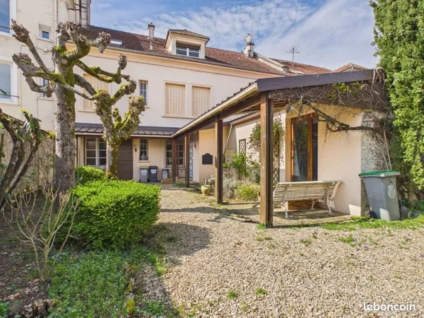 Maison 12 pièces 239 m²
