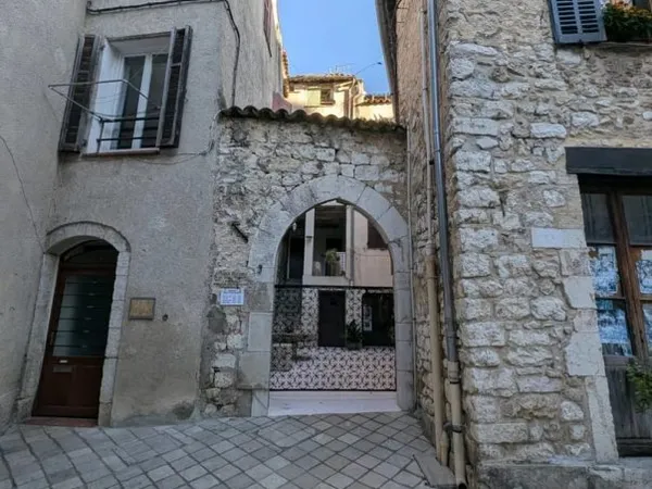 SUPERBE DEUX PIECES EN DUPLEX REFAIT A NEUF
