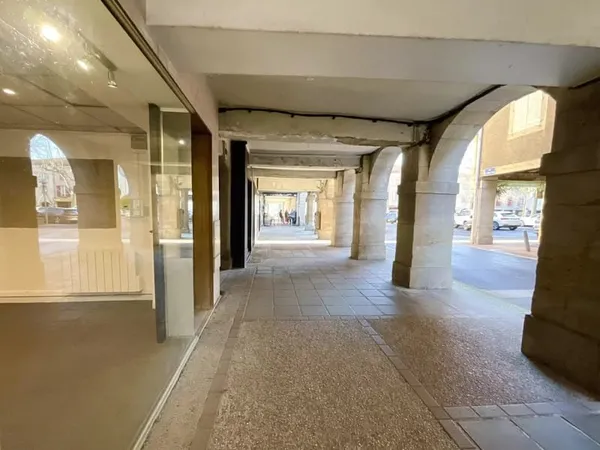 Bureau avec vitrine au centre de Réalmont.