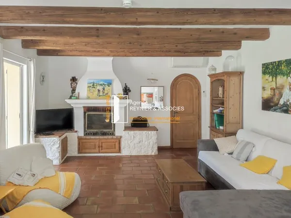 Villa avec piscine, à 500 m du centre du village