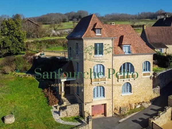 À 12 km de Sarlat grande maison Périgourdine face à la riviè