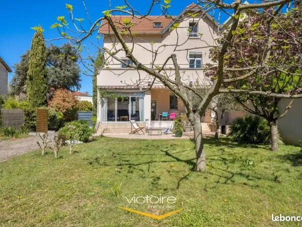 Château 8 pièces 225 m²