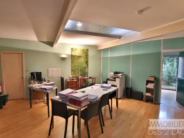 5 Bureaux - 1 Logement de fonction + 15 parkings + 1 garage