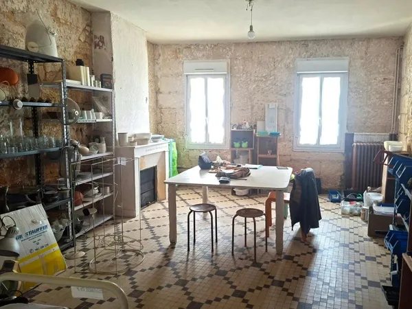 Maison en pierre à rénover, idéalement située au coeur de Castillon, avec jardin et beau potentiel d