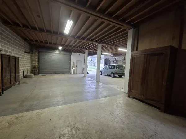 Local 2 pièces 406 m²