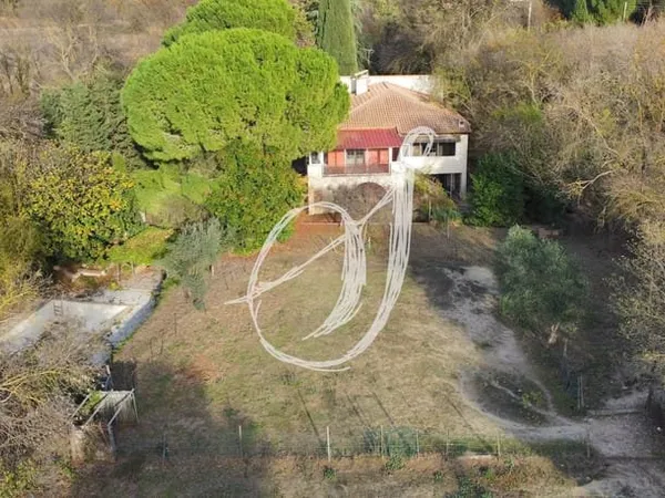Villa à rénover sur une parcelle de plus de 5 300 m2 à Lavér