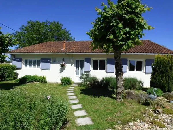 Deux maisons individuelles (avec potentiel commercial) dans un jardin de plus d'un hectare