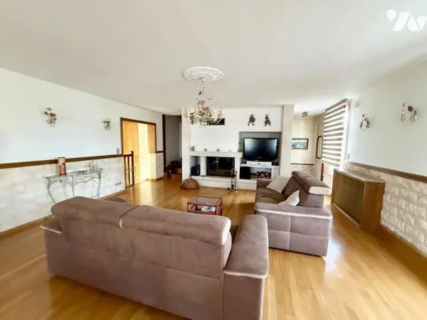 Maison 7 pièces 255 m²