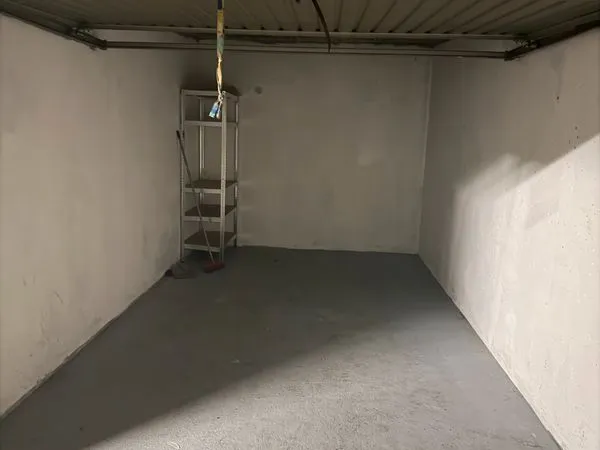 Garage 13m2 ferme en sous sol place Durel