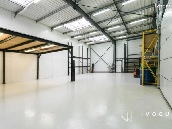 Local 303 m² Méré