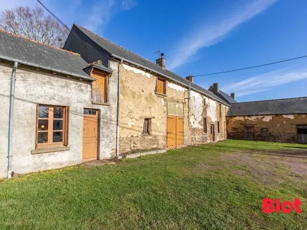 EXCLUSIVITE - MONTFORT SUR MEU - Longère à rénover avec fort potentiel sur plus de 2 300 m² de terra