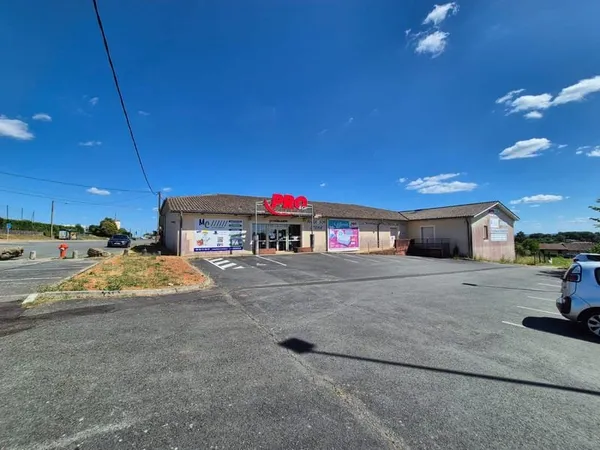 Bâtiment à usage commercial de 1 065 m2 sur un terrain de 2