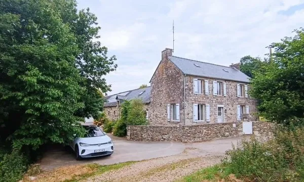 NOYAL-PONTIVY Maison de campagne avec hangar sur une parcelle de 5 500 m².