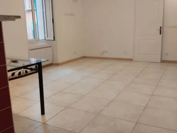 Loue espace de 12m2 dans 2 pièces refait a neuf